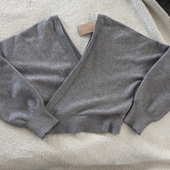 VESTIQUE Off The Shoulder Cross Sweater - Picture 3 of 4